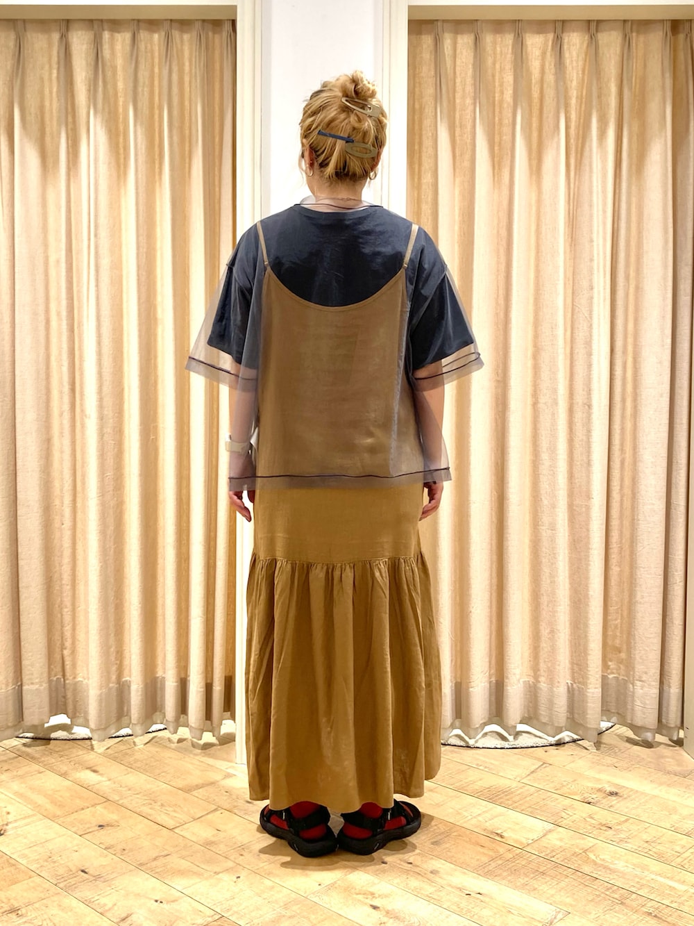 「Samansa Mos2、ティアードワンピース、キャミワンピ、ナンバーTシャツ、シアートップス、カジュアルガーリー、夏コーデ」｜「Samansa Mos2の2枚セットナンバリングシアーTシャツ（Tシャツ/カットソー、グレー系）」を使った、muttyさん（レディース・152cm）の夏コーディネートの3枚目の写真