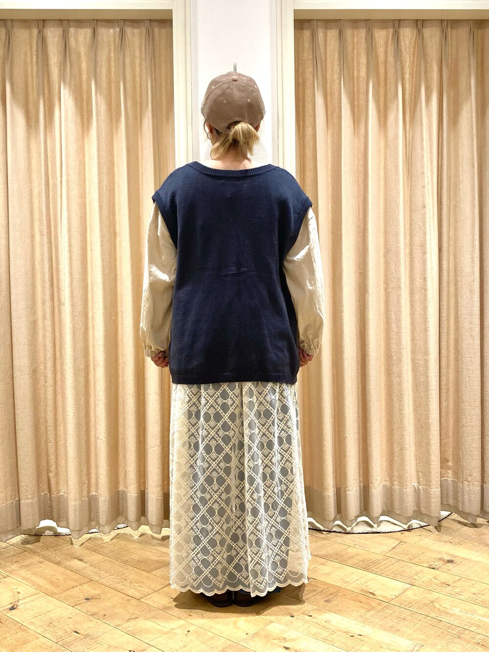 「Samansa Mos2、レースワンピース、ニットベスト、花刺繍」｜「Samansa Mos2の花柄刺繍ニットベスト（ベスト、ブルー系）」を使った、muttyさん（レディース・152cm）の秋コーディネートの4枚目の写真