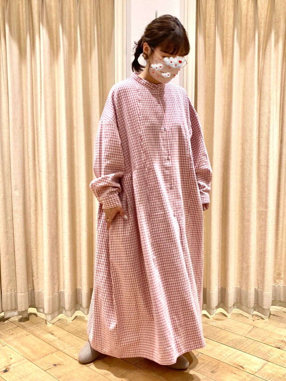 ホワイト系のトートバッグ、ピンク系のワンピース、ベージュ系のカーディガン/ボレロを着用したレディースの秋コーディネートの2枚目の写真