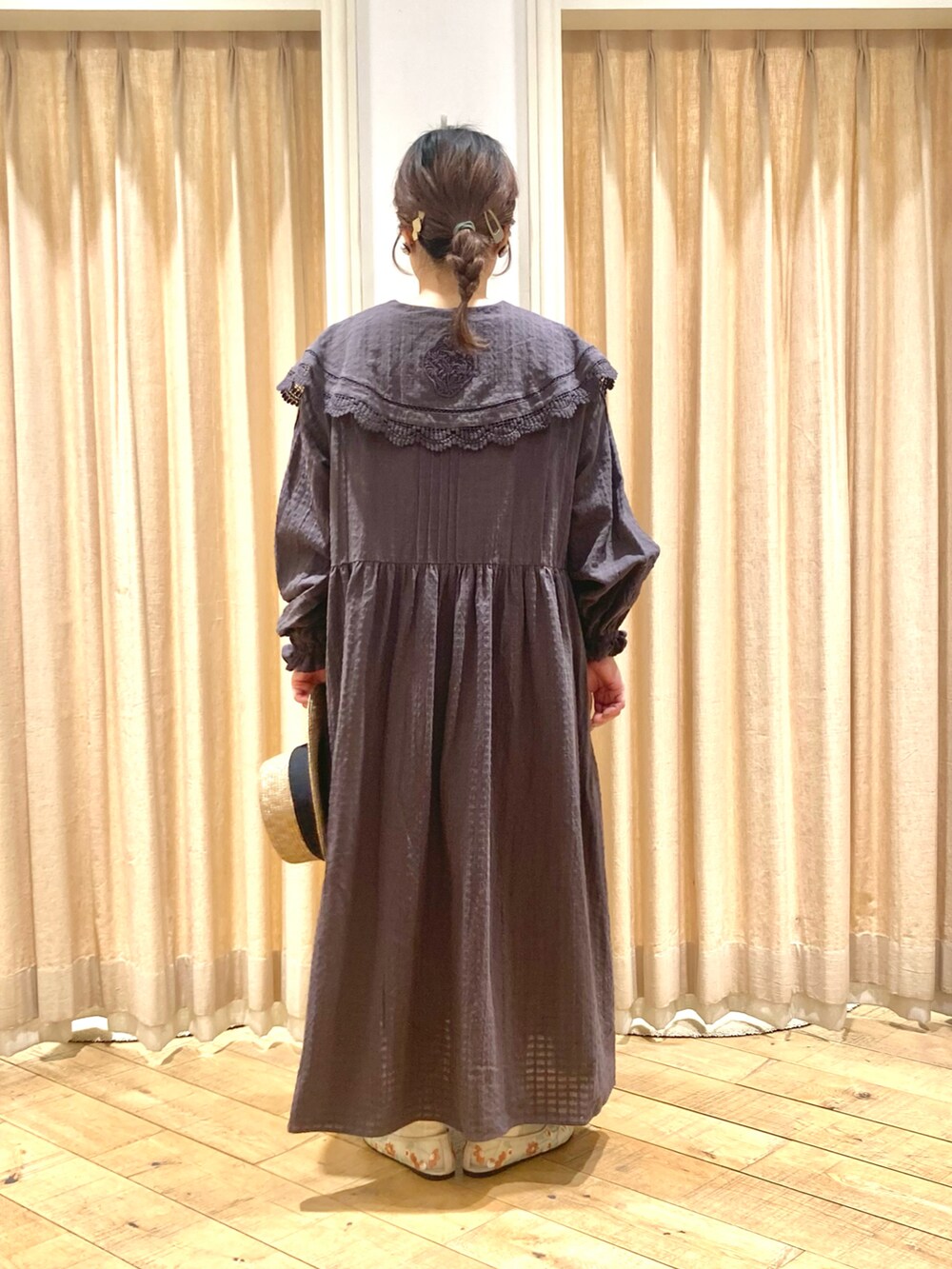 ブラック系のワンピース/ドレス、ベージュ系のドレスシューズ、ブラウン系のハットを着用したレディースの春コーディネートの4枚目の写真