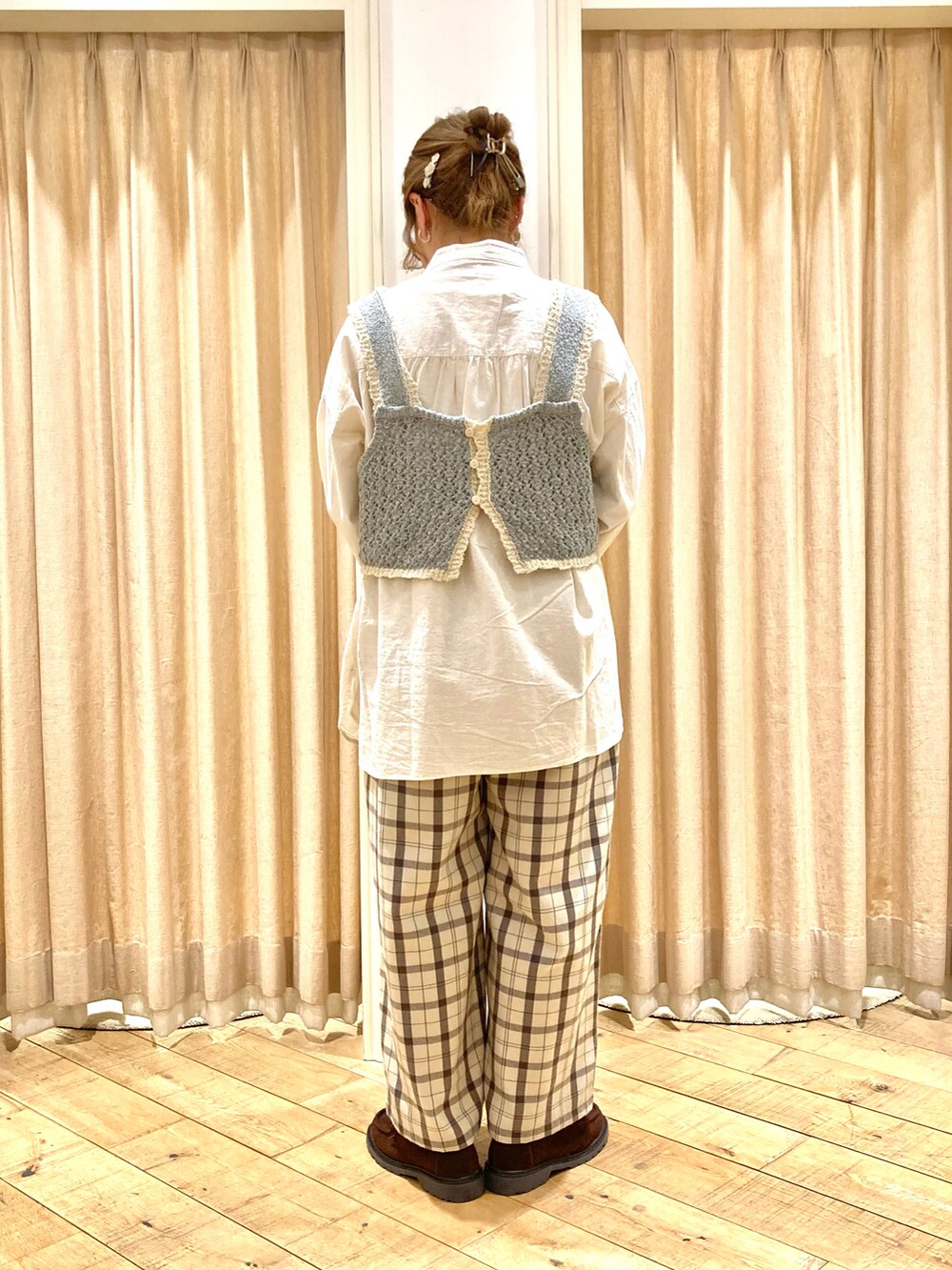 ホワイト系のチュニック、ブルー系のベスト、ベージュ系のその他パンツを着用したレディースの冬コーディネートの3枚目の写真