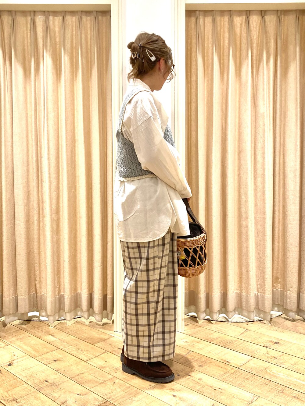 ホワイト系のチュニック、ブルー系のベスト、ベージュ系のその他パンツを着用したレディースの冬コーディネートの4枚目の写真