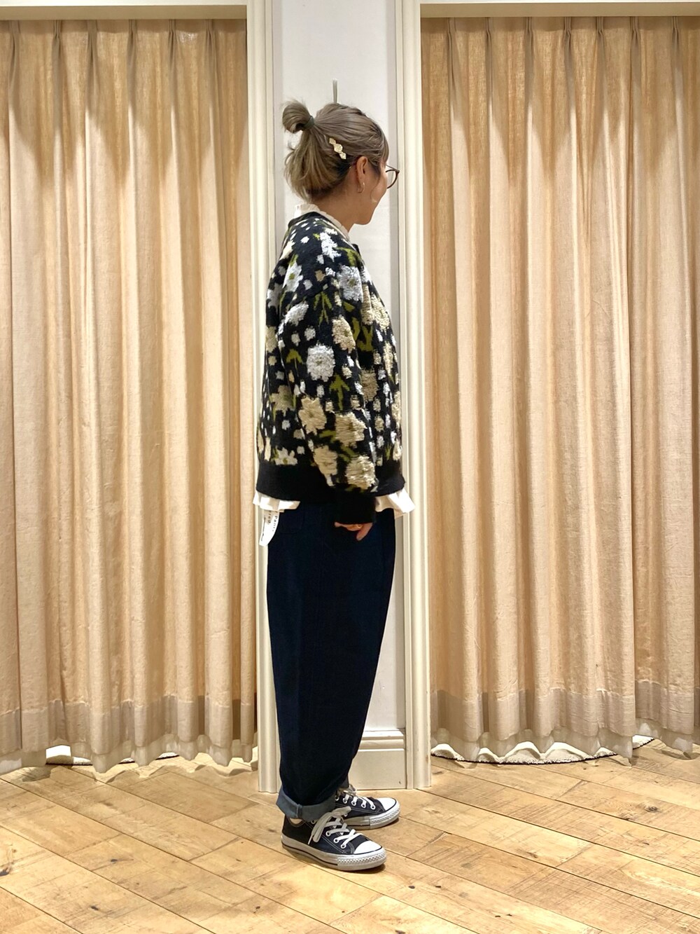 ブラック系のカーディガン/ボレロ、ブルー系のデニムパンツを着用したレディースの冬コーディネートの4枚目の写真