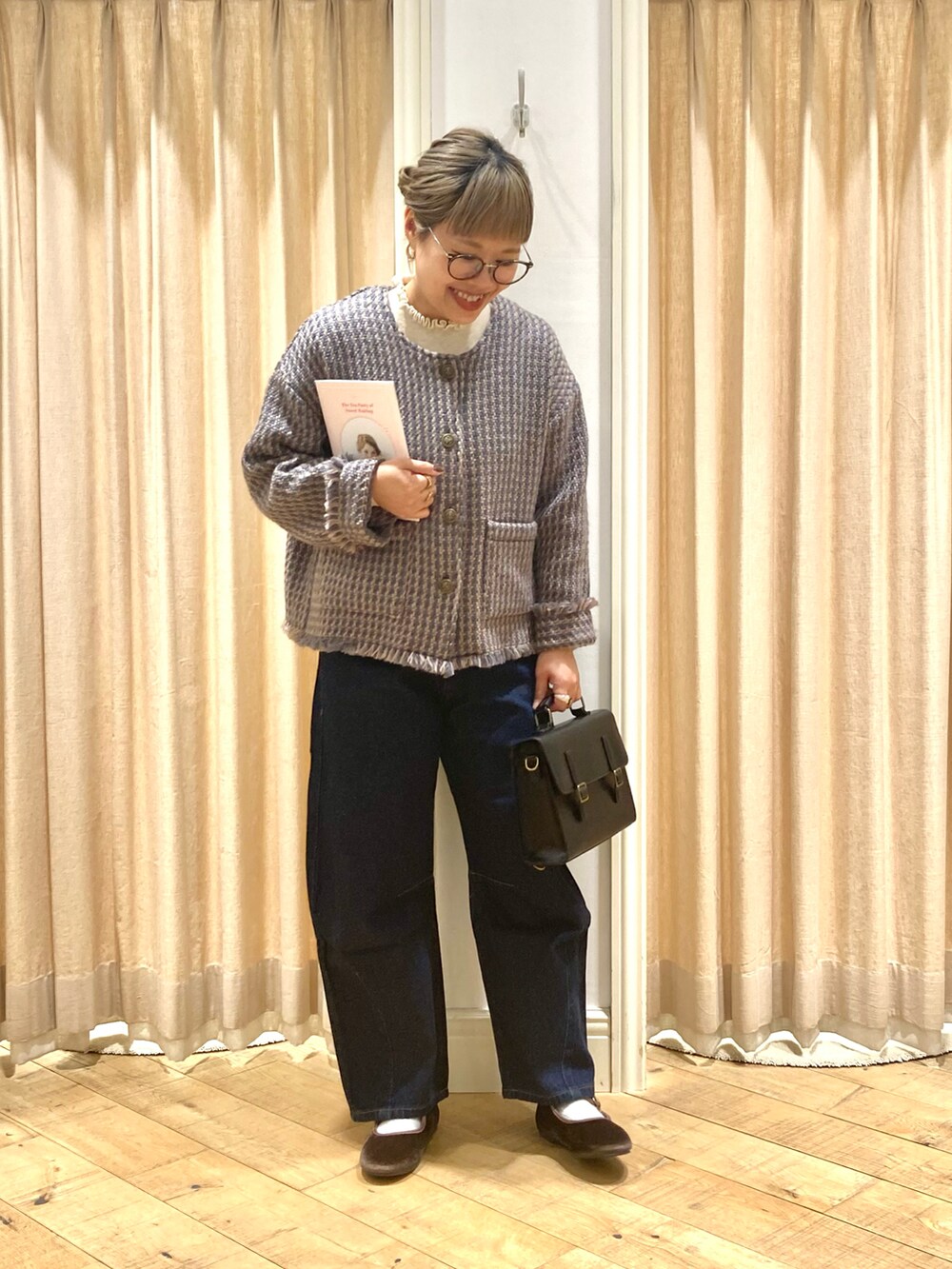 「Samansa Mos2、ノーカラージャケット、デニムパンツ、サッチェルバッグ、ストラップシューズ、フリルニット」|「Samansa Mos2の【マシンウォッシャブル】ニットリブフリルタートルネック(ニット/セーター、ホワイト系)」を使った、muttyさん(レディース・152cm)の冬コーディネートの2枚目の写真