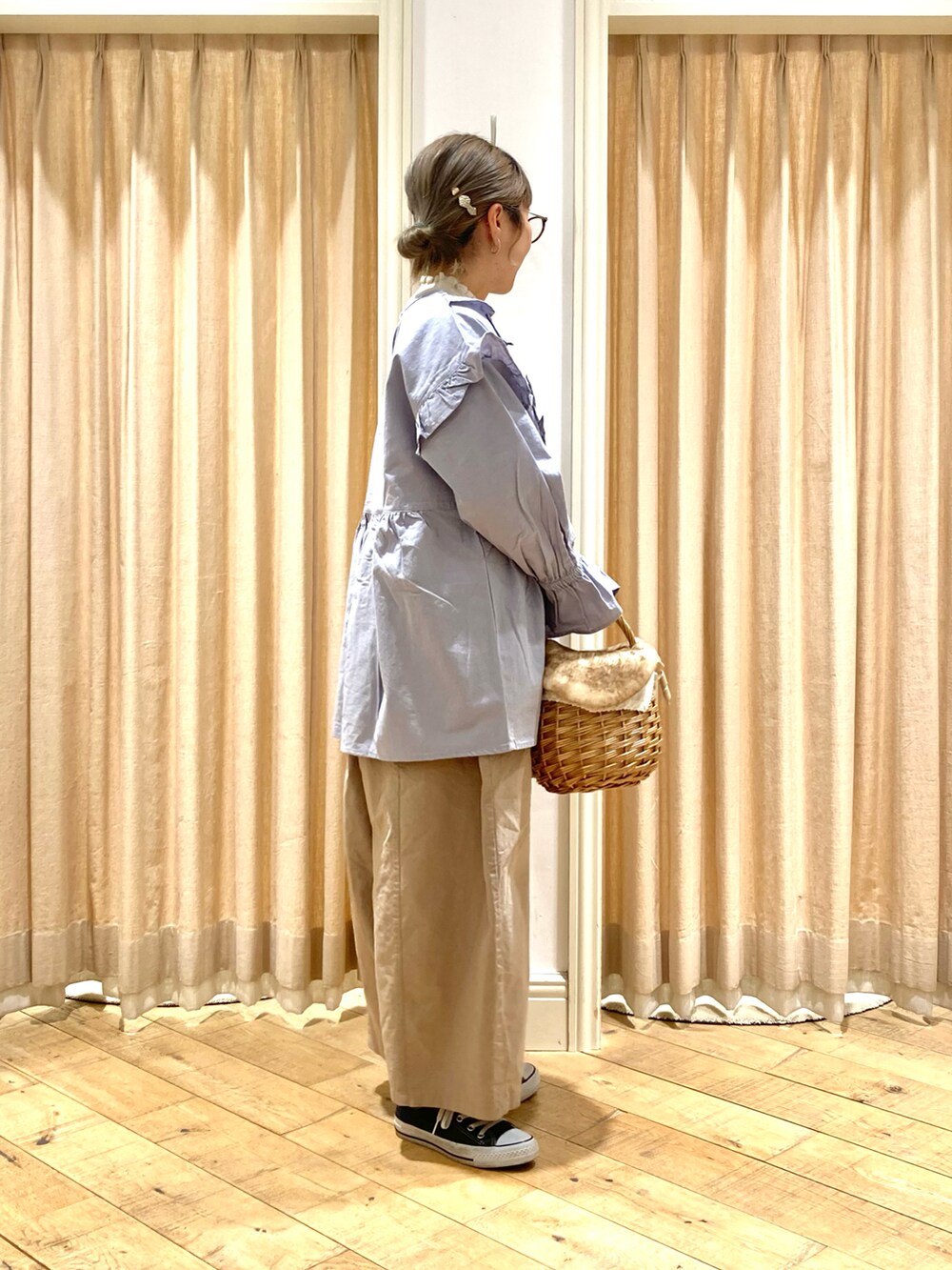 「Samansa Mos2、チュニック、花刺繍、3Ｄフラワー、サックスブルー、フリルトップス、ゆるパンツ」｜「Samansa Mos2の3D刺繍フリルチュニック（チュニック、ブルー系）」を使った、muttyさん（レディース・152cm）の冬コーディネートの5枚目の写真