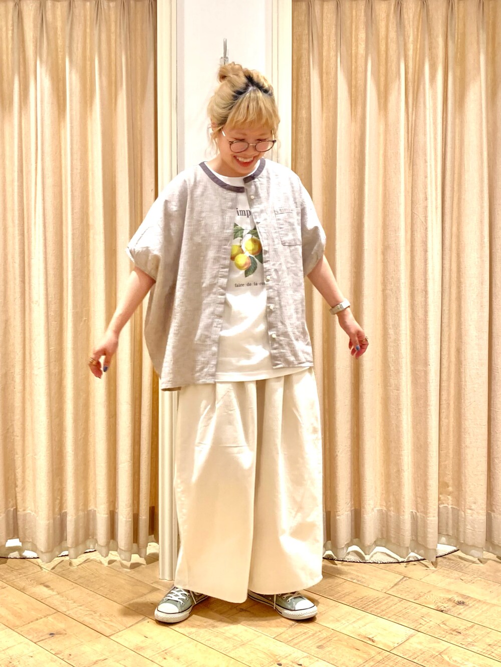 ブラウン系のシャツ/ブラウス、ホワイト系のTシャツ/カットソー、ホワイト系のその他パンツを着用したレディースの夏コーディネートの2枚目の写真