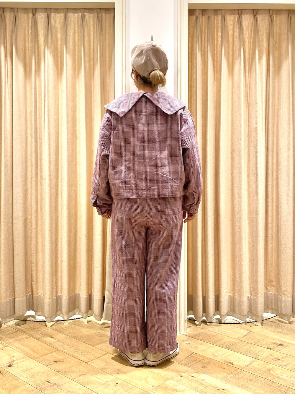 レッド系のノーカラージャケット、レッド系のその他パンツ、グリーン系のTシャツ/カットソーを着用したレディースの秋コーディネートの4枚目の写真