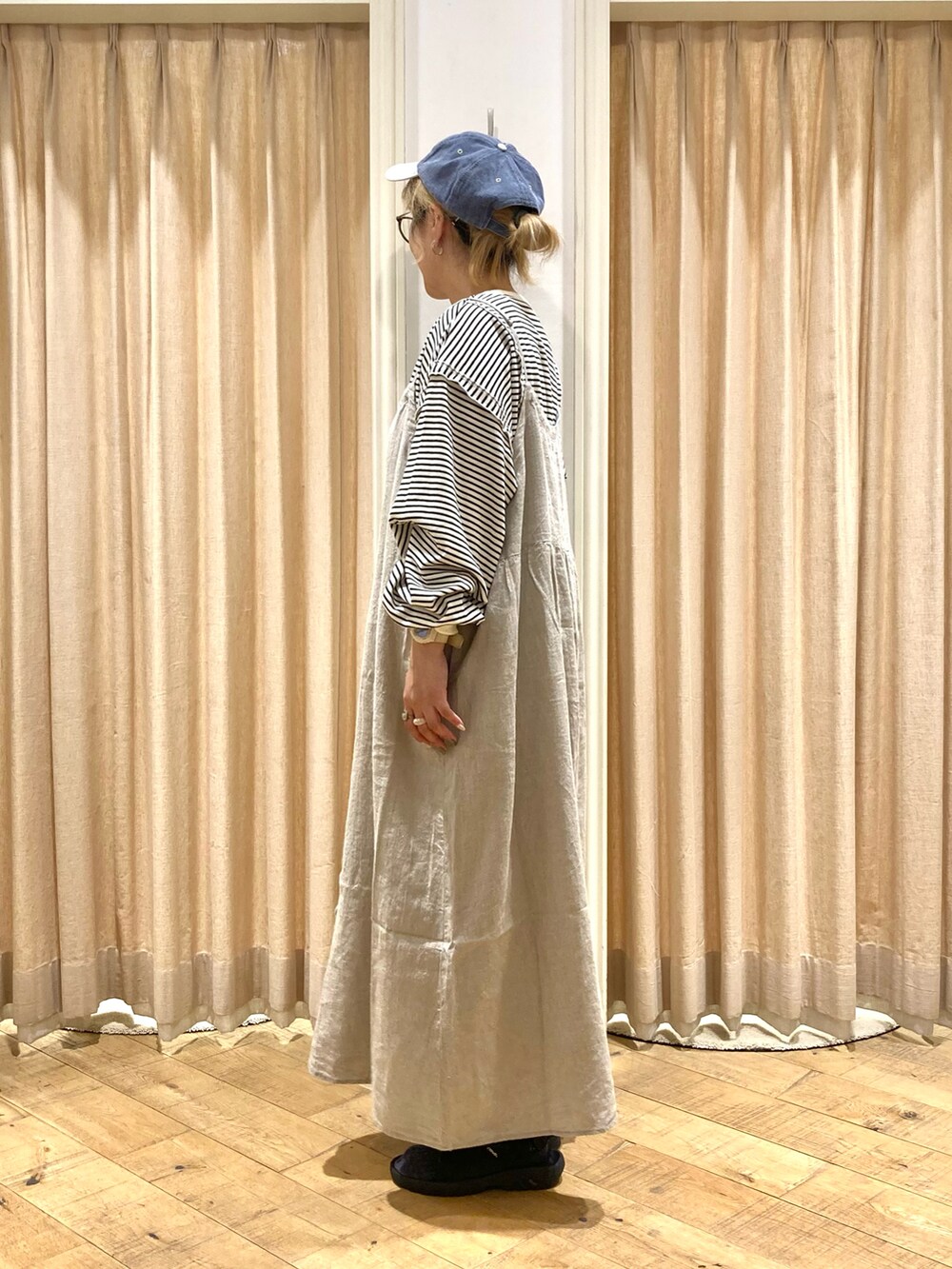 ホワイト系のシャツ/ブラウス、ホワイト系のTシャツ/カットソー、ベージュ系のワンピースを着用したレディースの秋コーディネートの3枚目の写真