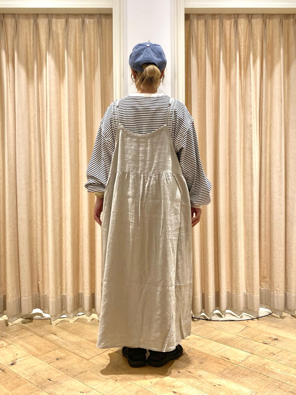 ホワイト系のシャツ/ブラウス、ホワイト系のTシャツ/カットソー、ベージュ系のワンピースを着用したレディースの秋コーディネートの4枚目の写真