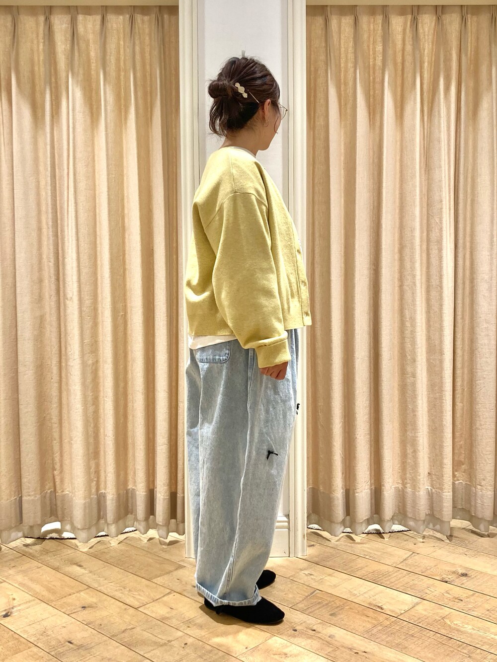 「Samansa Mos2、カーディガン、プリントT、リボンパンツ、リボン、デニムパンツ、カジュアル」｜「Samansa Mos2の裏地付ジャカードニットカーディガン（カーディガン/ボレロ、イエロー系）」を使った、muttyさん（レディース・152cm）の冬コーディネートの4枚目の写真