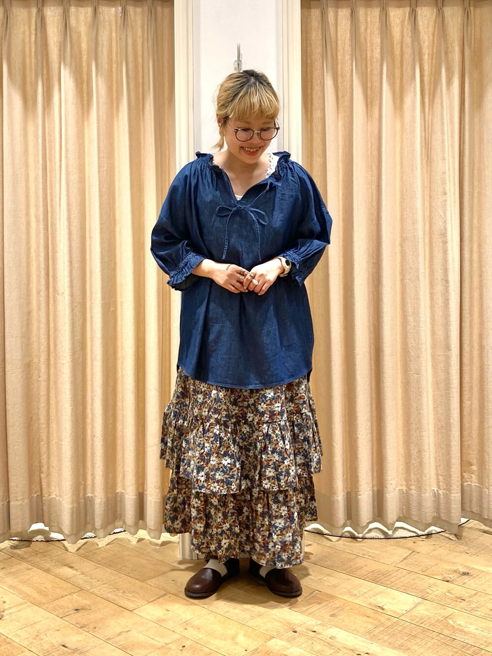 ブルー系のシャツ/ブラウス、ブルー系のスカート、ホワイト系のタンクトップを着用したレディースの夏コーディネートの2枚目の写真