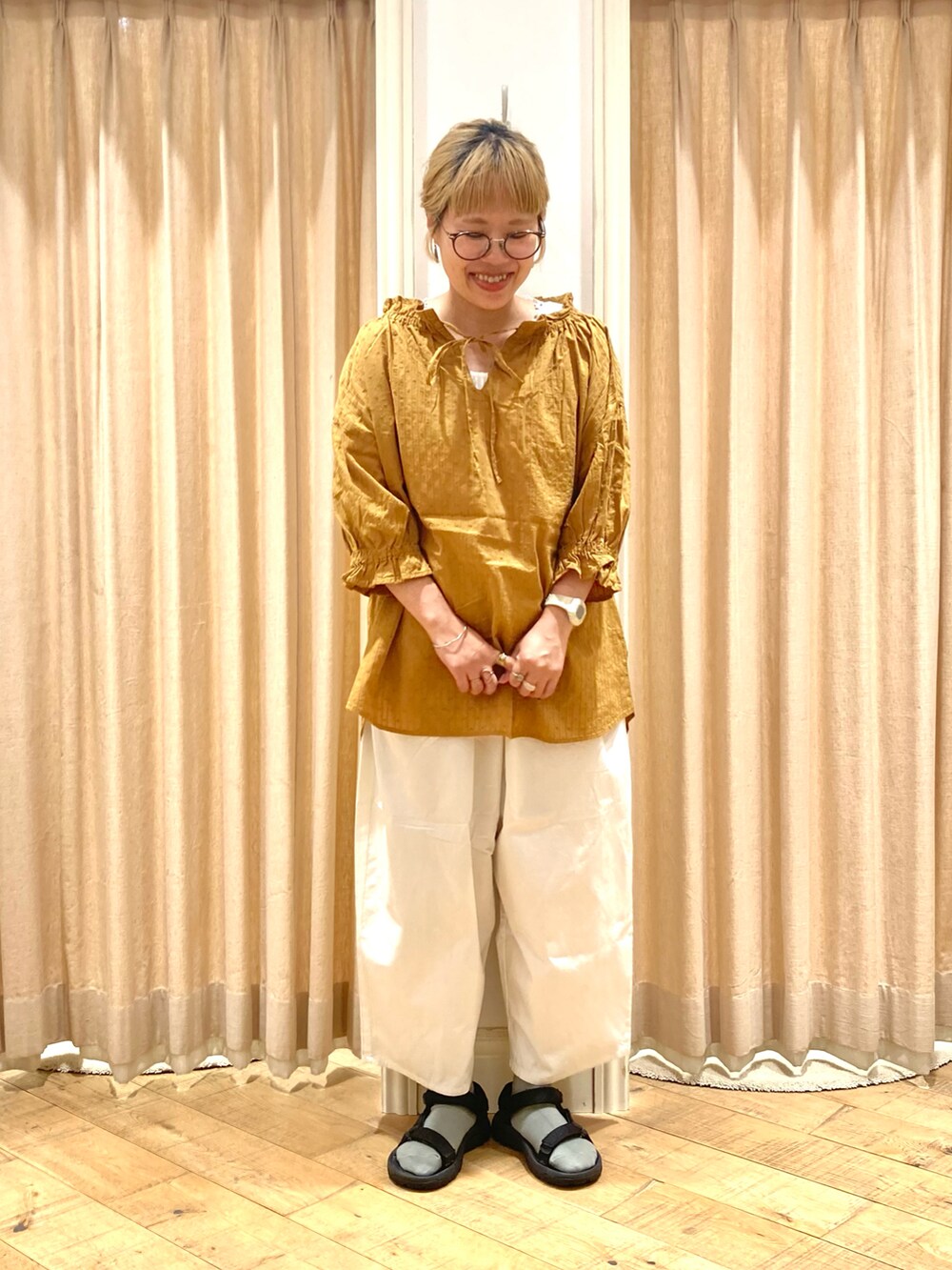 イエロー系のシャツ/ブラウス、ホワイト系のその他パンツ、ホワイト系のタンクトップを着用したレディースの夏コーディネートの2枚目の写真