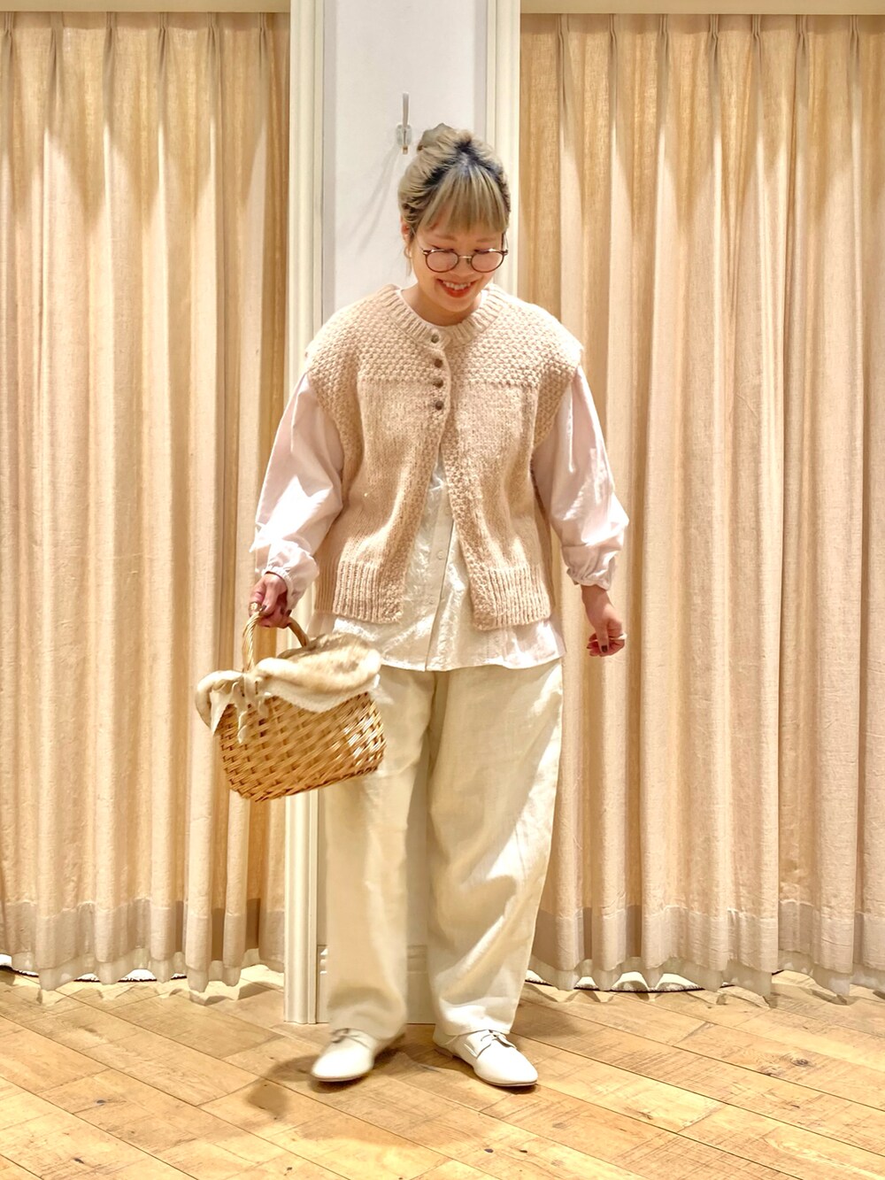 「Samansa Mos2、レースブラウス、ニットベスト、白パンツ、かごバッグ、レースアップシューズ」｜「Samansa Mos2のレース切替ブラウス（シャツ/ブラウス、ピンク系）」を使った、muttyさん（レディース・152cm）の冬コーディネートの2枚目の写真