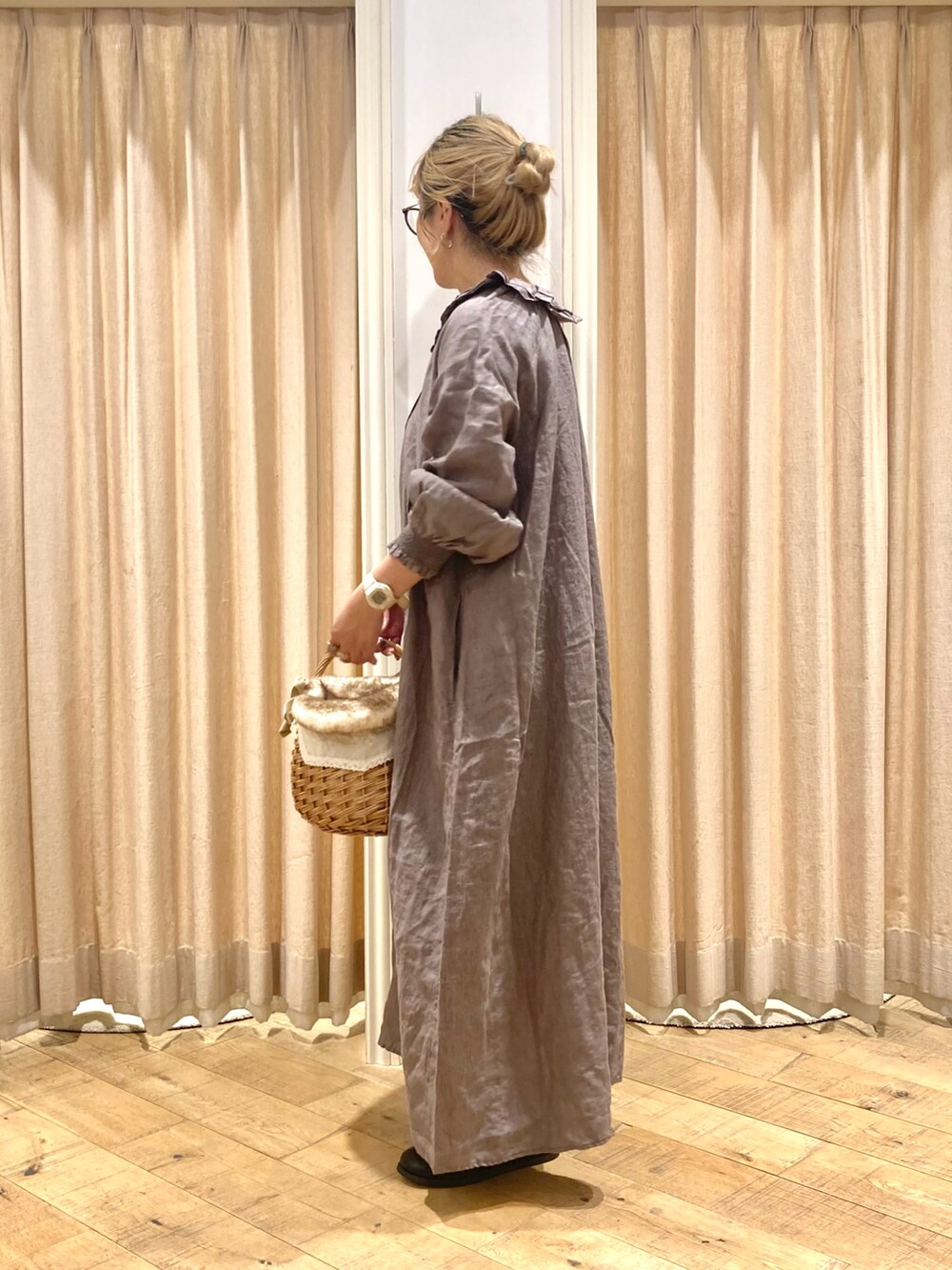 「TSUHARU by Samansa Mos2、ワンピース、リネン、フリル襟、レースアップブーツ、ナチュラル」｜「TSUHARU by Samansa Mos2のアイテム（ワンピース/ドレス、ブラウン系）」を使った、muttyさん（レディース・152cm）の秋コーディネートの4枚目の写真