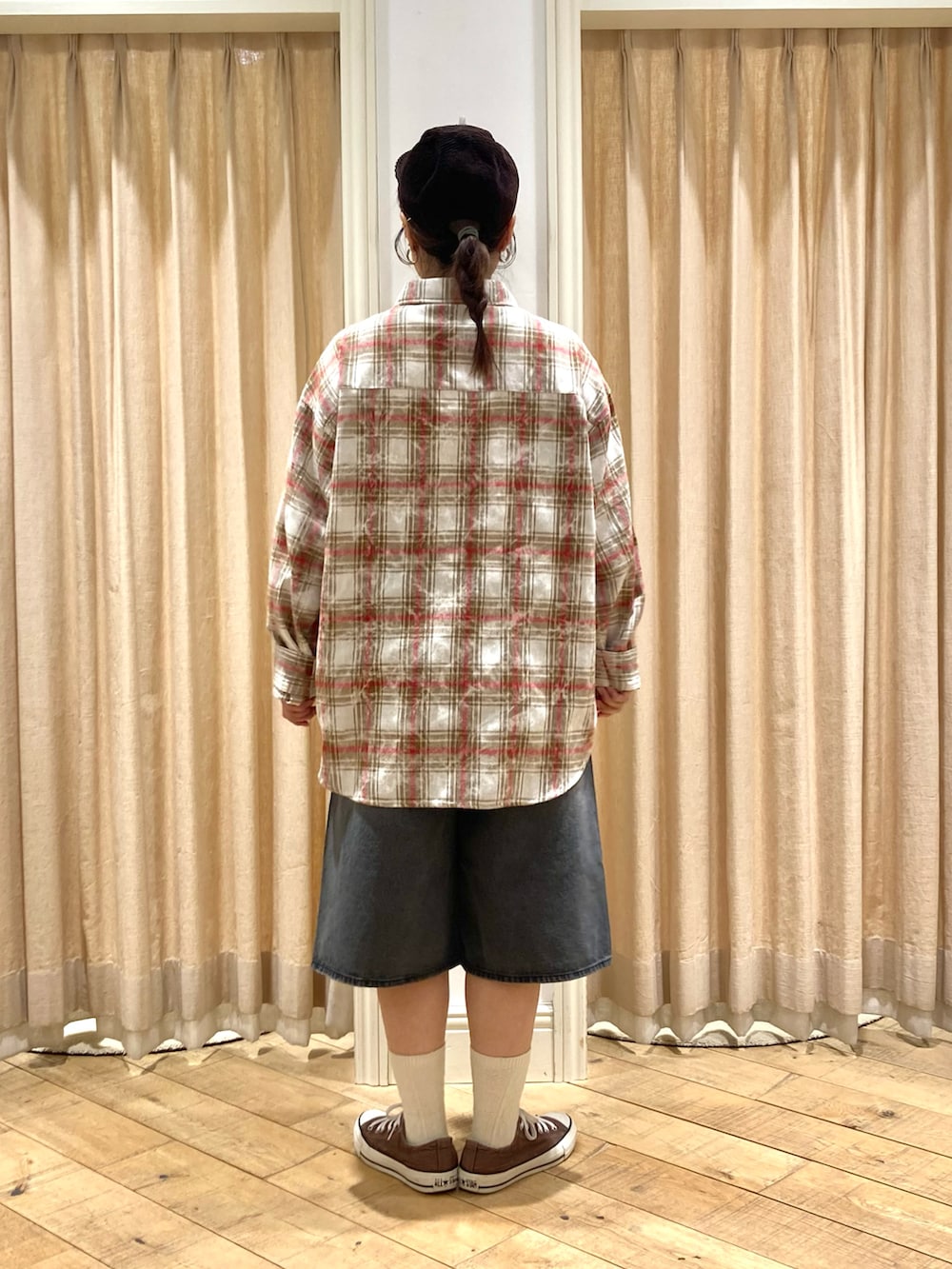 「ehka sopo、チェックシャツ、ハーフパンツ、デニムパンツ、ハーフデニム、キャップ」｜「ehka sopoのチェックオーバーサイズシャツ（シャツ/ブラウス、ベージュ系）」を使った、muttyさん（レディース・152cm）の春コーディネートの3枚目の写真