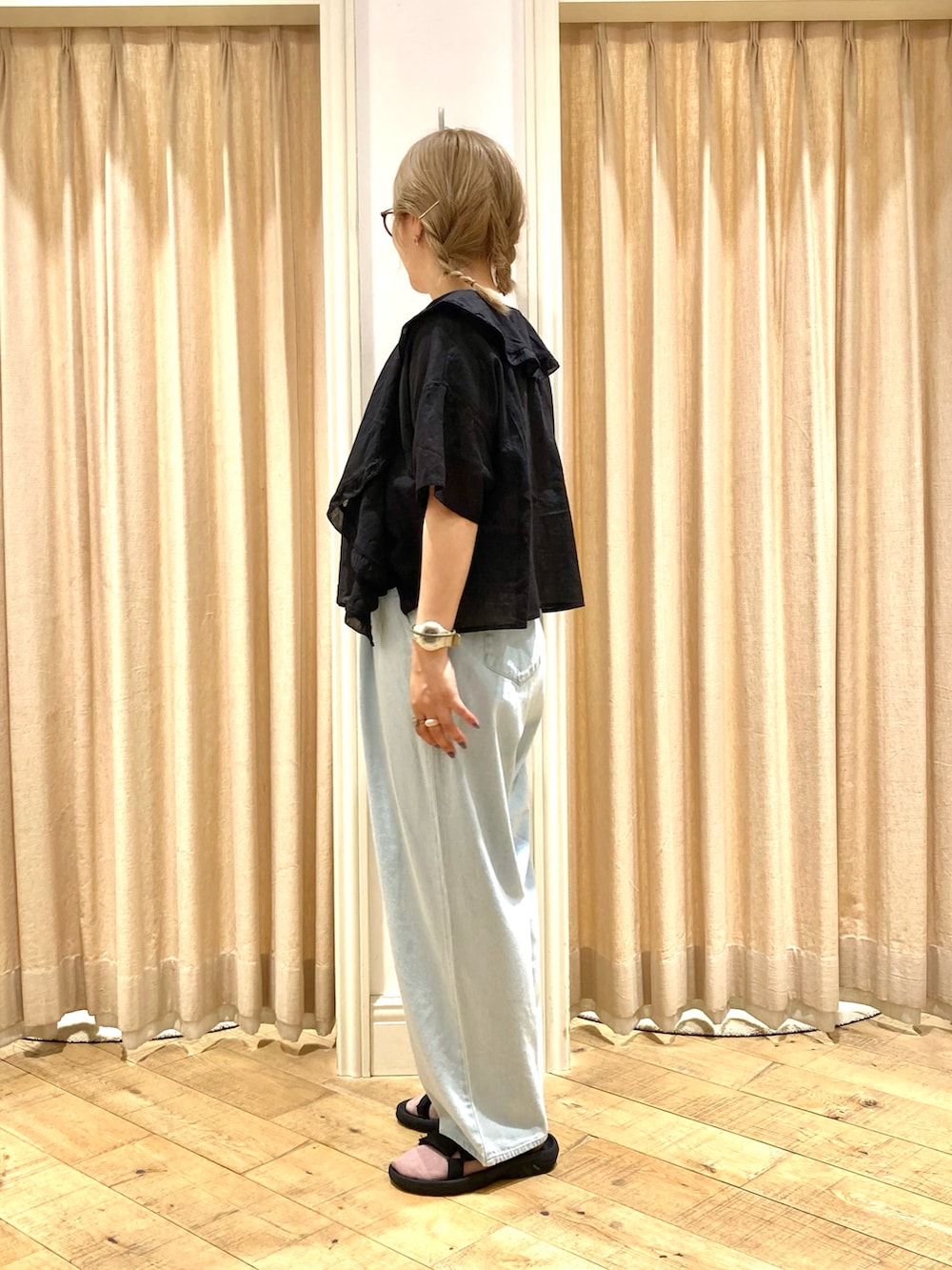 ホワイト系のTシャツ/カットソー、ブラック系のシャツ/ブラウス、ブルー系のその他パンツを着用したレディースの夏コーディネートの2枚目の写真