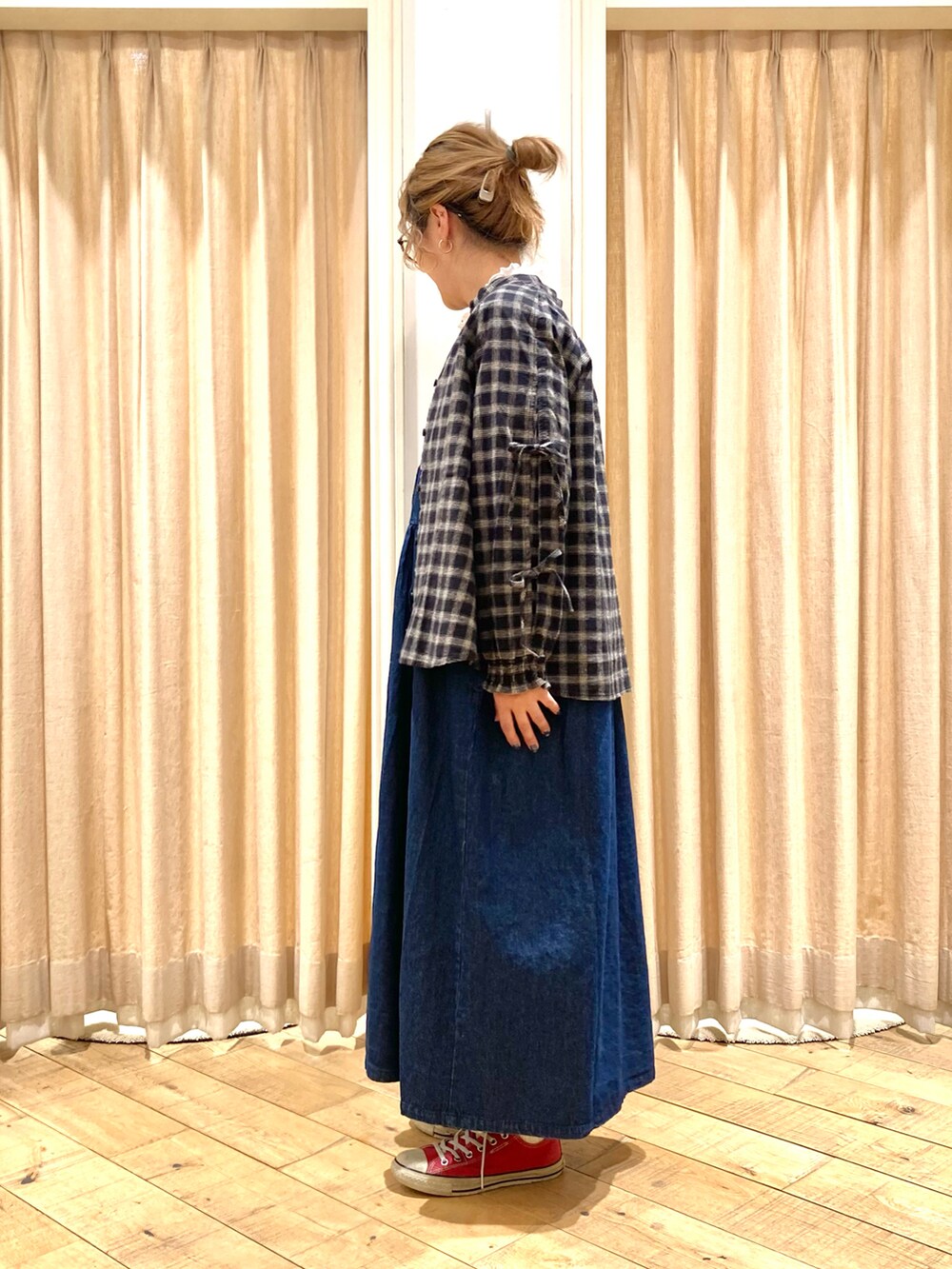 ブラック系のシャツ/ブラウス、ホワイト系のTシャツ/カットソー、ブルー系のワンピースを着用したレディースの春コーディネートの2枚目の写真