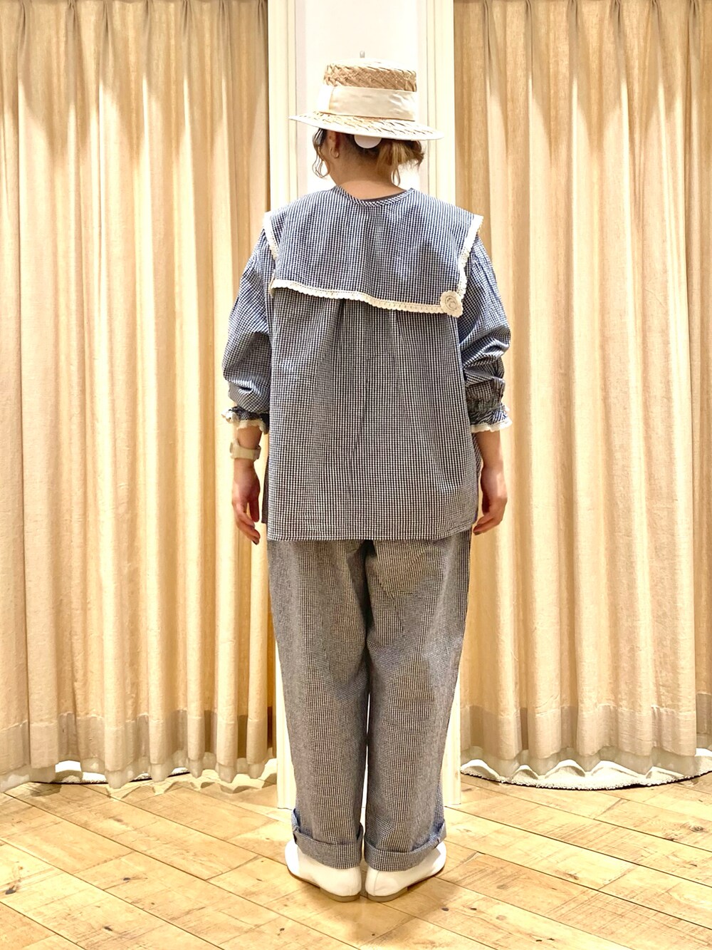 「Samansa Mos2、サマンサ モスモス(Samansa Mos2)、ゆべしコラボ、ゆべし×SamansaMos2、SM2、ギンガムチェック、付け襟、ビッグカラー、カンカン帽、ナチュラルガーリー」｜「Samansa Mos2の【ゆべし×Samansa Mos2】つけ襟ブラウス（シャツ/ブラウス、ブルー系）」を使った、muttyさん（レディース・152cm）の春コーディネートの4枚目の写真