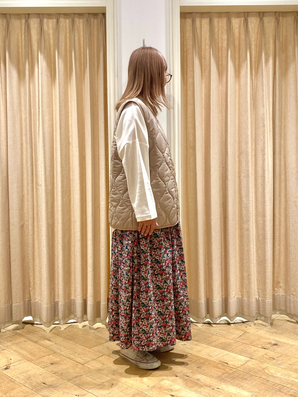 「Samansa Mos2、keltyコラボ、ロゴスウェット、ベスト、小花柄スカート、小花柄」｜「Samansa Mos2の【KELTY×Samansa Mos2】キルティングベスト（ベスト、ベージュ系）」を使った、muttyさん（レディース・152cm）の秋コーディネートの5枚目の写真