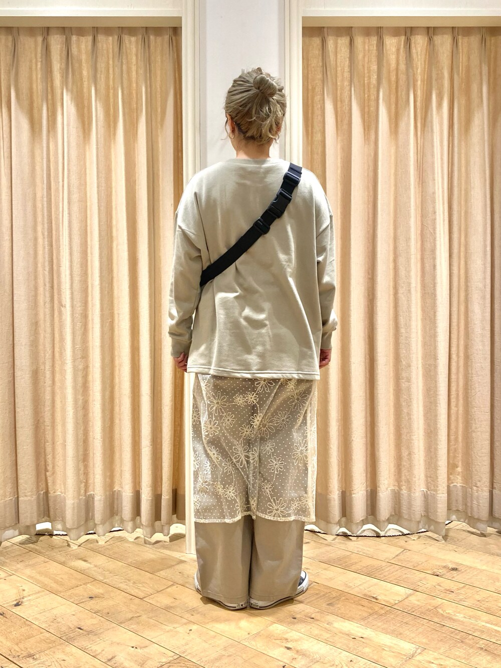 「Samansa Mos2、ロゴスウェット、レーススカート」｜「Samansa Mos2のミニ裏毛転写プリントカットソー（Tシャツ/カットソー、グリーン系）」を使った、muttyさん（レディース・152cm）の冬コーディネートの4枚目の写真