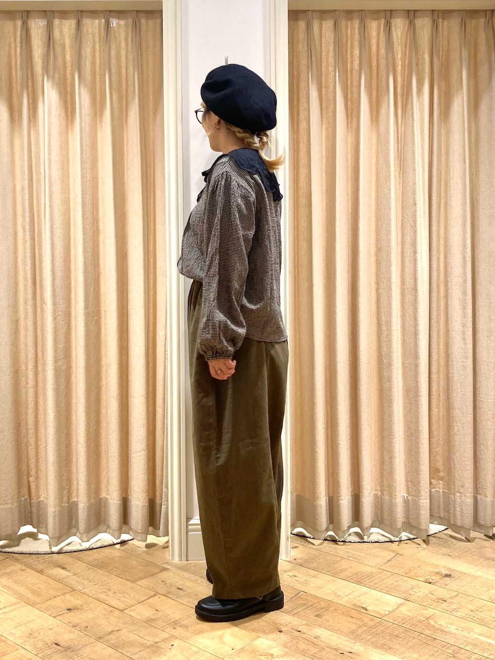 「Samansa Mos2、つけ襟、ゆるパンツ、ベレー帽」｜「Samansa Mos2のメッシュ刺繍襟取り外しブラウス（シャツ/ブラウス、ブラック系）」を使った、muttyさん（レディース・152cm）の秋コーディネートの2枚目の写真