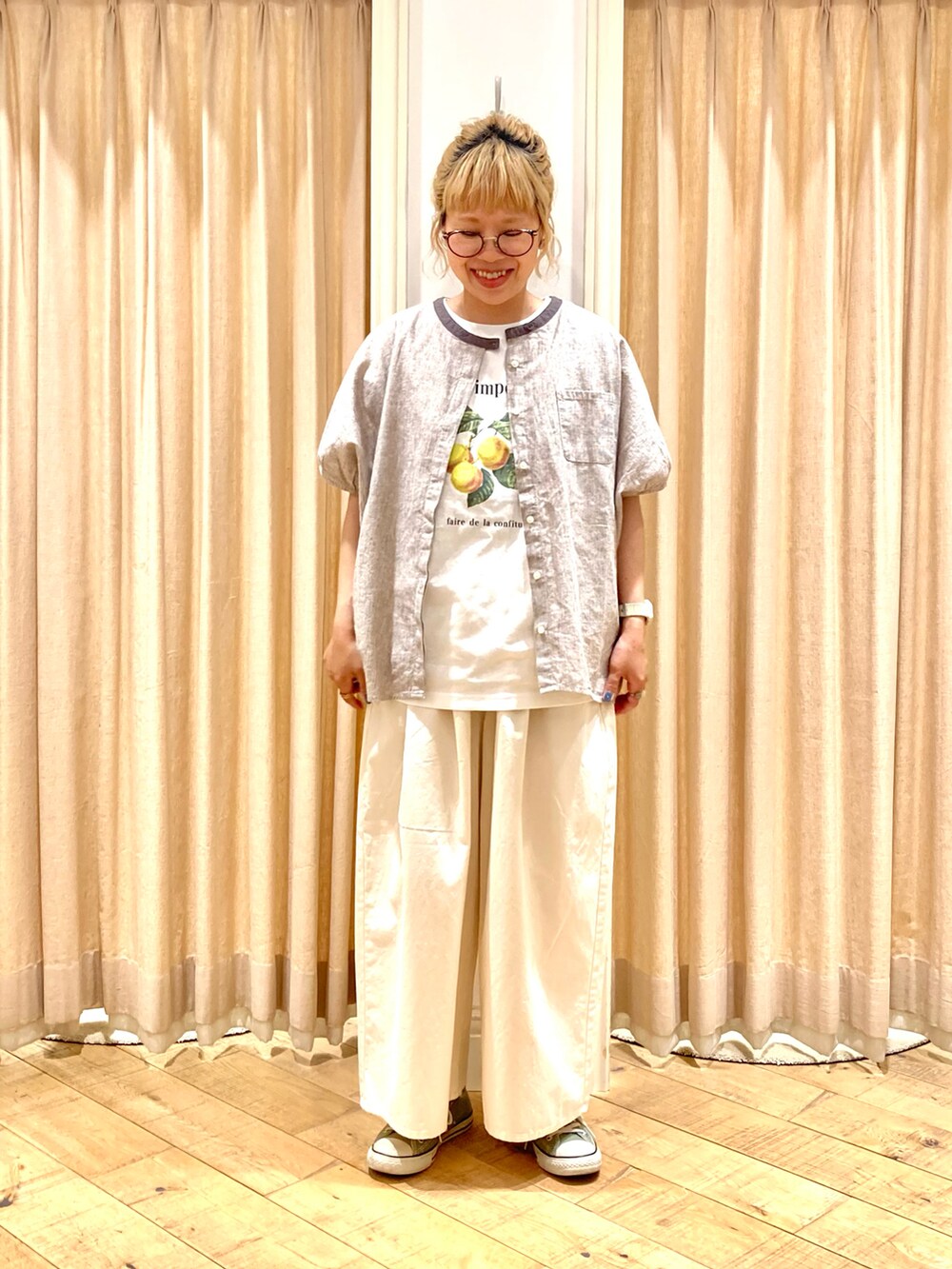 ブラウン系のシャツ/ブラウス、ホワイト系のTシャツ/カットソー、ホワイト系のその他パンツを着用したレディースの夏コーディネートの3枚目の写真