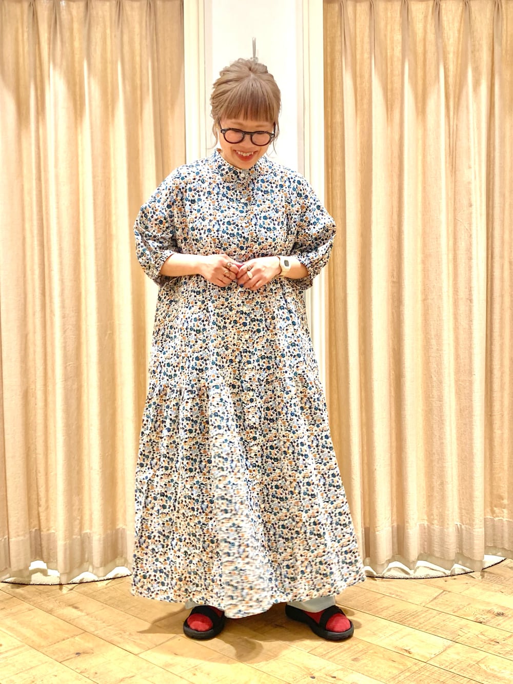 「Samansa Mos2、ティアードワンピース、小花柄、小花柄ワンピース、ナチュラルガーリー、デニムパンツ、夏コーデ、ラクチンコーデ」｜「Samansa Mos2の【接触冷感】柄アソートティアードワンピース（ワンピース、ホワイト系）」を使った、muttyさん（レディース・152cm）の夏コーディネートの3枚目の写真