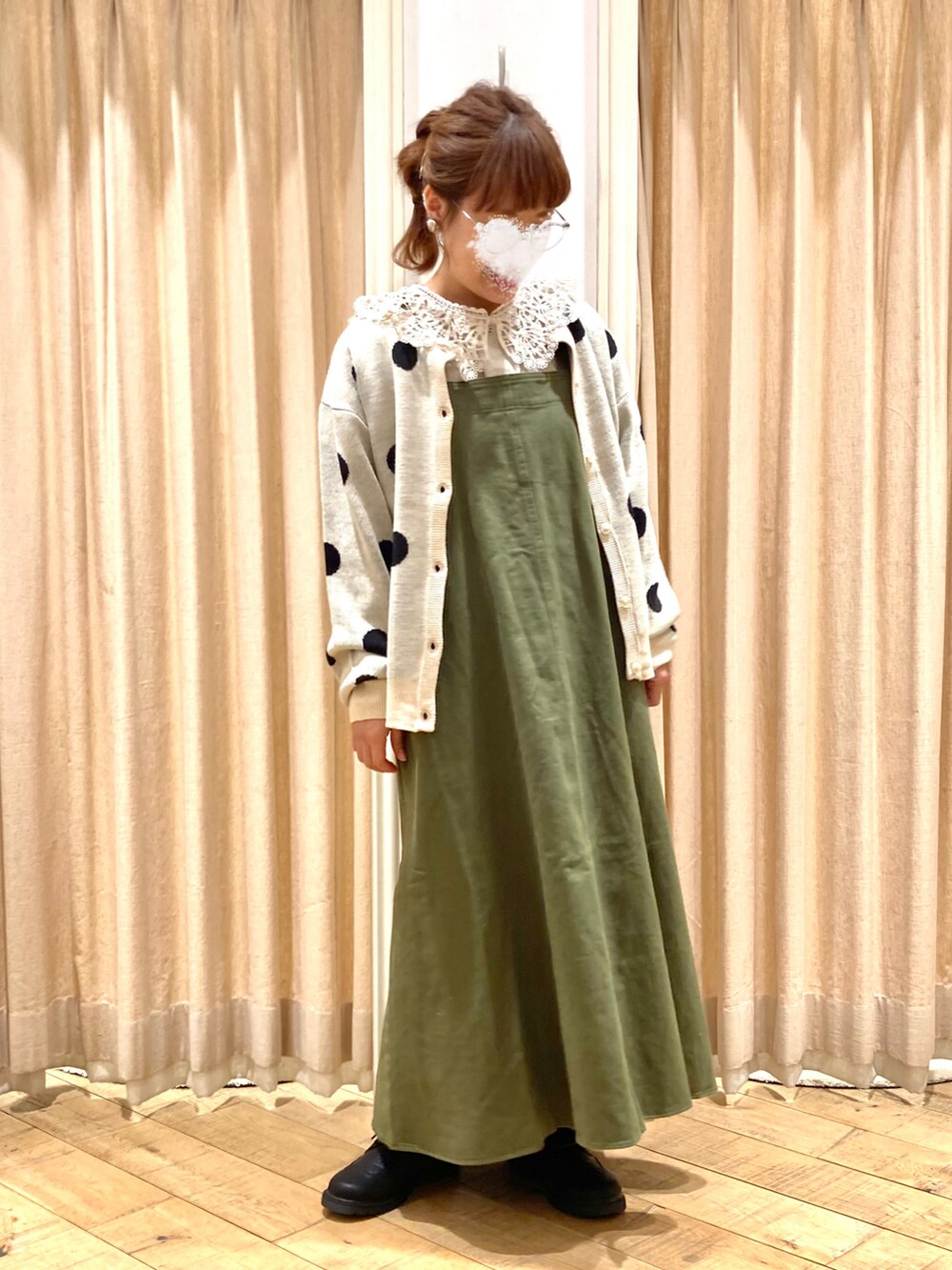 ホワイト系のカーディガン/ボレロ、ベージュ系のシャツ/ブラウス、グリーン系のワンピースを着用したレディースの秋コーディネートの2枚目の写真