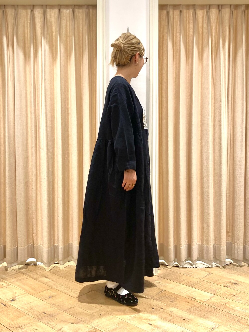 ブラック系のワンピース、ブラック系のドレスシューズを着用したレディースの夏コーディネートの5枚目の写真