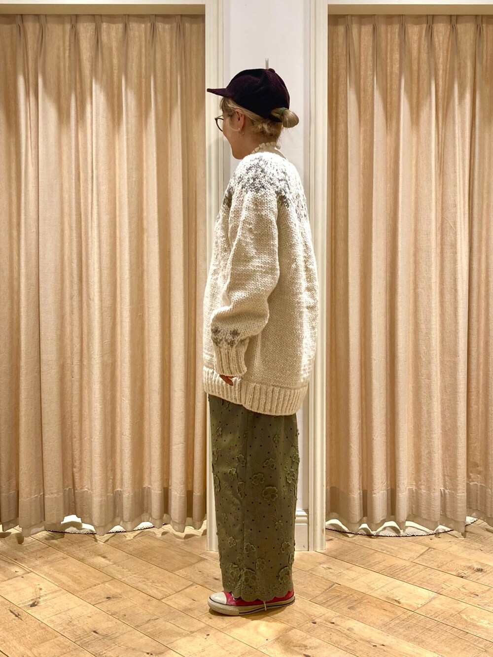 ホワイト系のニット/セーター、ホワイト系のカーディガン/ボレロ、グリーン系のその他パンツを着用したレディースの冬コーディネートの2枚目の写真