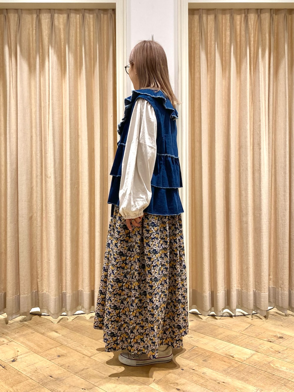 「Samansa Mos2、モチーフレース、デニムベスト、フリルベスト、小花柄スカート、小花柄」｜「Samansa Mos2のアイテム（Tシャツ/カットソー、ベージュ系）」を使った、muttyさん（レディース・152cm）の秋コーディネートの4枚目の写真