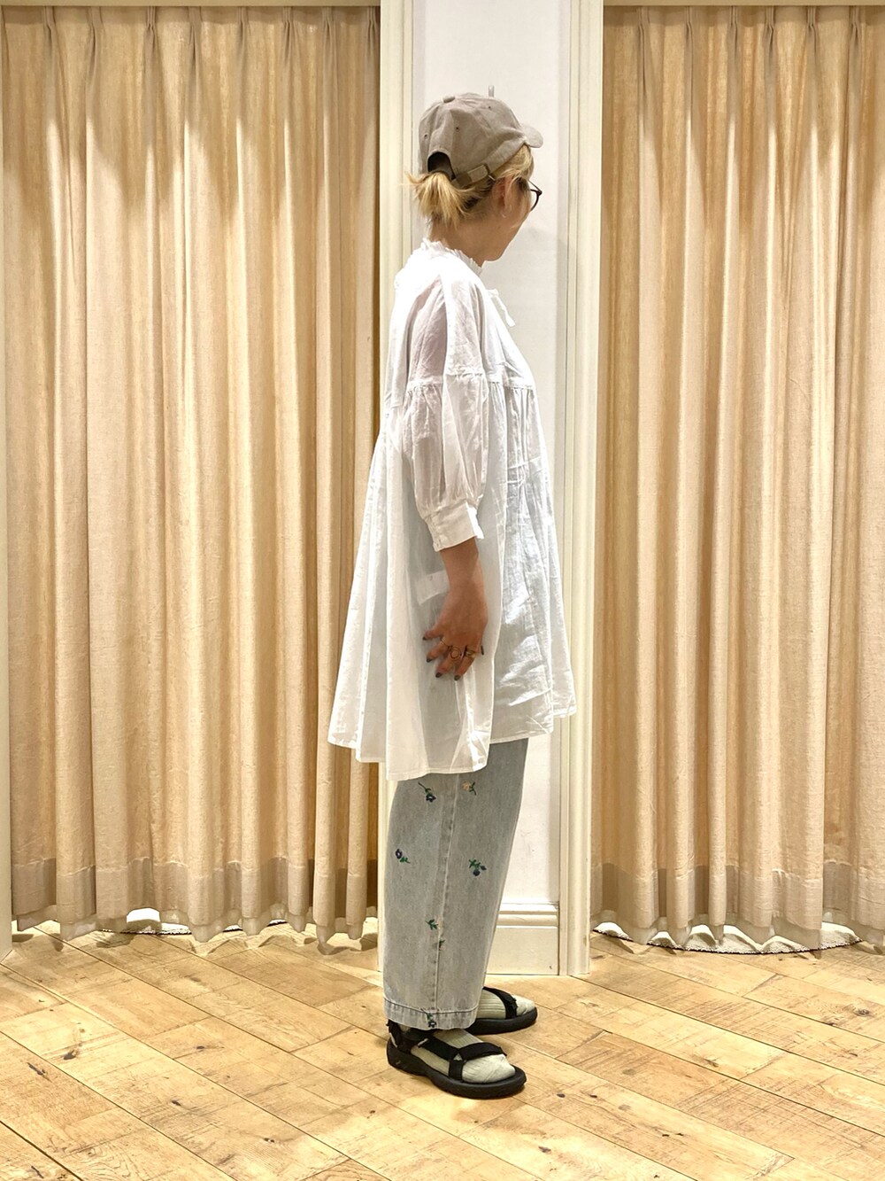 ホワイト系のシャツ/ブラウス、ブルー系のその他パンツを着用したレディースの夏コーディネートの4枚目の写真