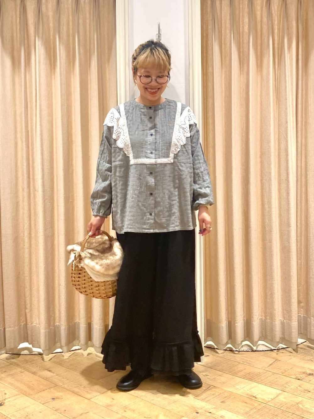 グレー系のシャツ/ブラウス、ブラック系のその他パンツ、ブラック系のドレスシューズを着用したレディースの秋コーディネートの3枚目の写真