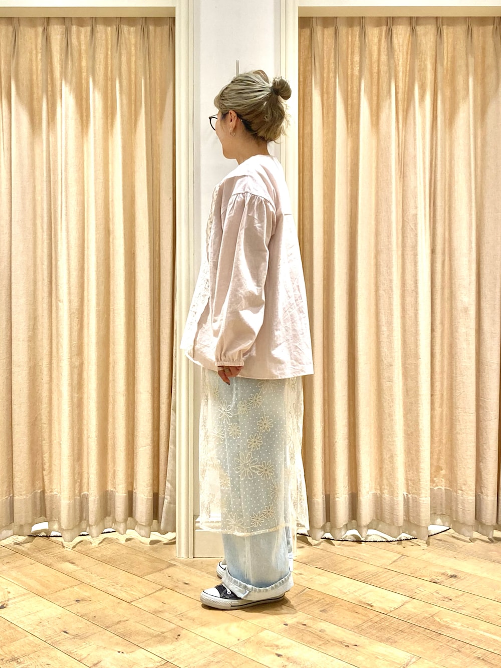 「Samansa Mos2、レースブラウス、クラッシュデニム、デニムパンツ、ラップスカート、巻きスカート」｜「Samansa Mos2のレース切替ブラウス（シャツ/ブラウス、ピンク系）」を使った、muttyさん（レディース・152cm）の冬コーディネートの3枚目の写真