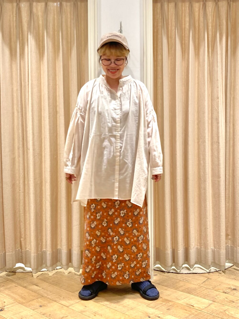 「Samansa Mos2、ガーゼシャツ、柄スカート、キャップ」｜「Samansa Mos2のアイテム（シャツ/ブラウス、ベージュ系）」を使った、muttyさん（レディース・152cm）の秋コーディネートの2枚目の写真