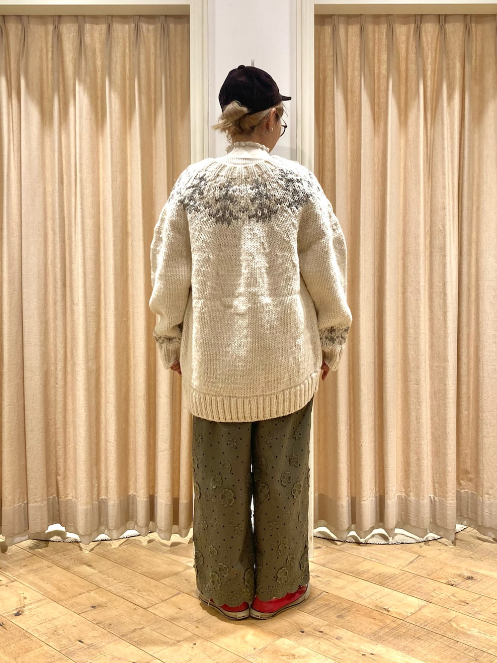 ホワイト系のニット/セーター、ホワイト系のカーディガン/ボレロ、グリーン系のその他パンツを着用したレディースの冬コーディネートの3枚目の写真