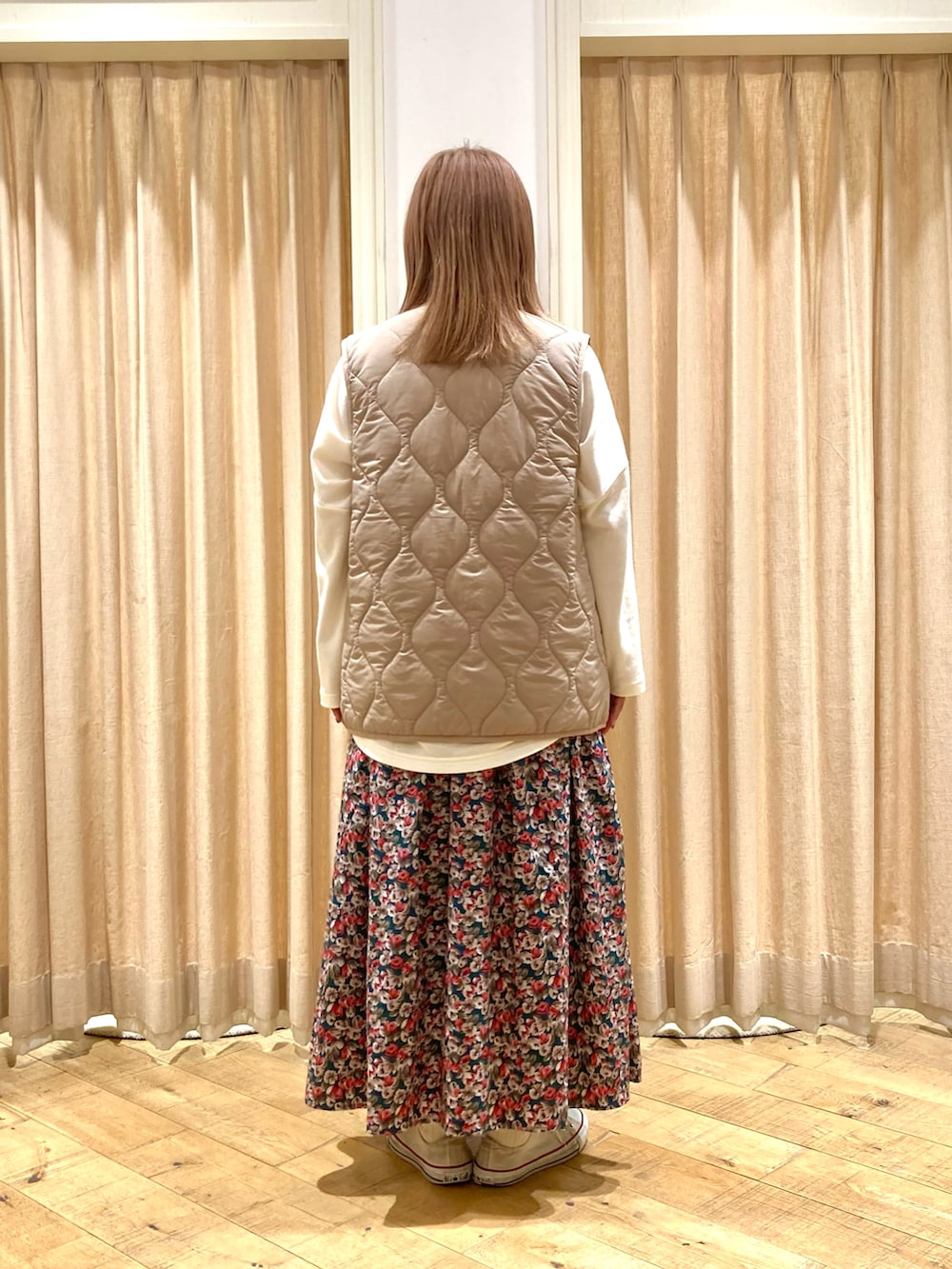 「Samansa Mos2、keltyコラボ、ロゴスウェット、ベスト、小花柄スカート、小花柄」｜「Samansa Mos2の【KELTY×Samansa Mos2】キルティングベスト（ベスト、ベージュ系）」を使った、muttyさん（レディース・152cm）の秋コーディネートの4枚目の写真
