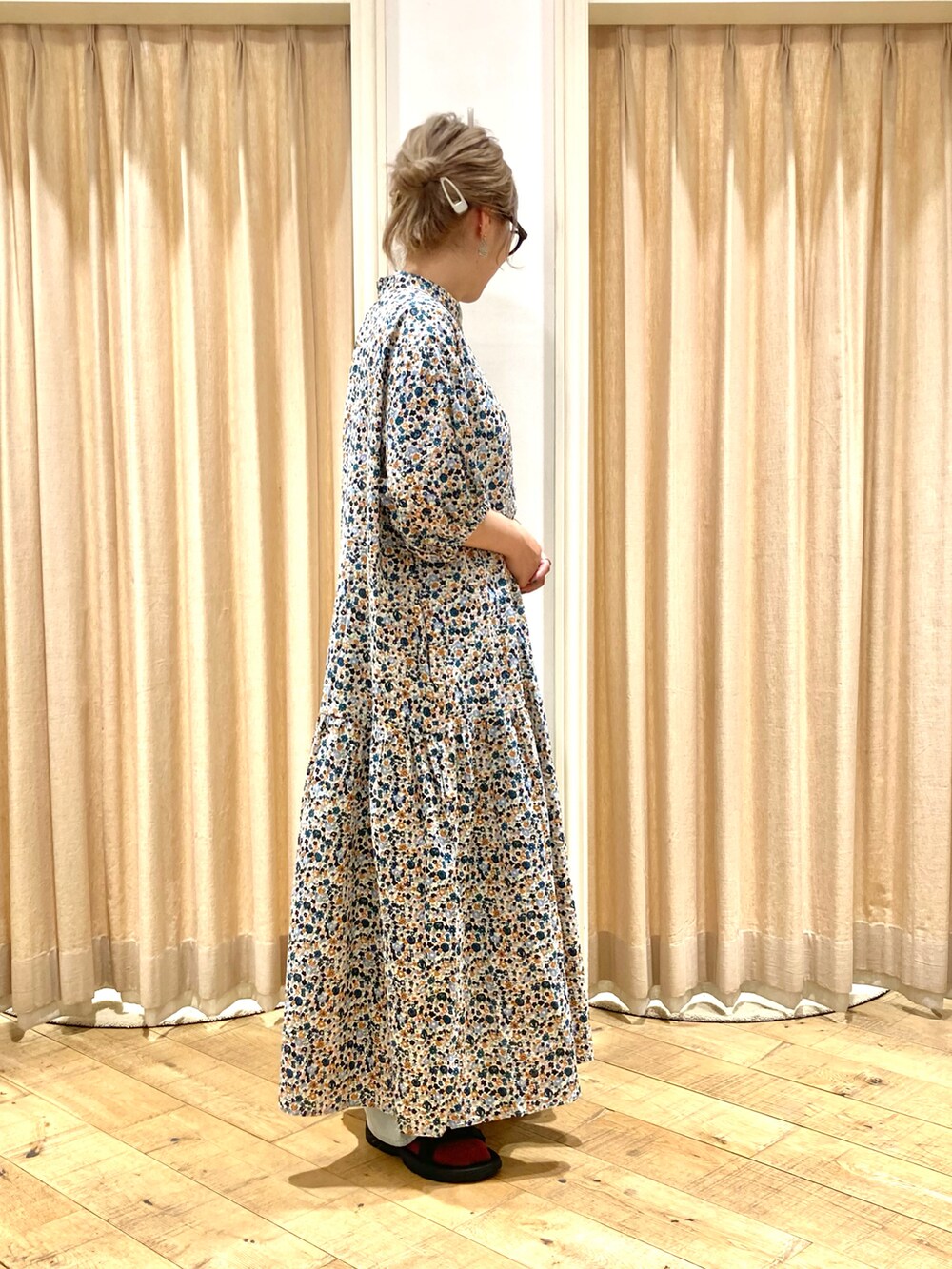 「Samansa Mos2、ティアードワンピース、小花柄、小花柄ワンピース、ナチュラルガーリー、デニムパンツ、夏コーデ、ラクチンコーデ」｜「Samansa Mos2の【接触冷感】柄アソートティアードワンピース（ワンピース、ホワイト系）」を使った、muttyさん（レディース・152cm）の夏コーディネートの5枚目の写真