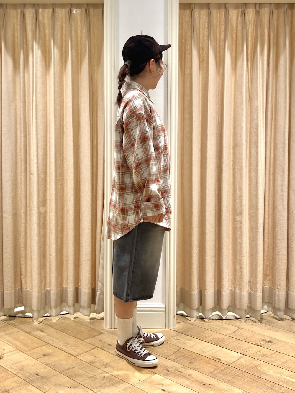 「ehka sopo、チェックシャツ、ハーフパンツ、デニムパンツ、ハーフデニム、キャップ」｜「ehka sopoのチェックオーバーサイズシャツ（シャツ/ブラウス、ベージュ系）」を使った、muttyさん（レディース・152cm）の春コーディネートの4枚目の写真