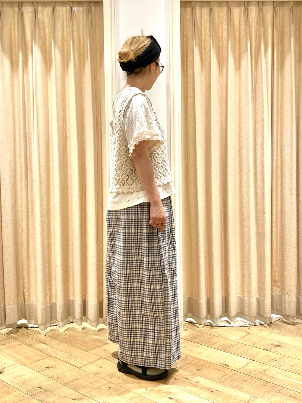 ホワイト系のTシャツ/カットソー、ホワイト系のベスト、ホワイト系のその他パンツを着用したレディースの夏コーディネートの4枚目の写真