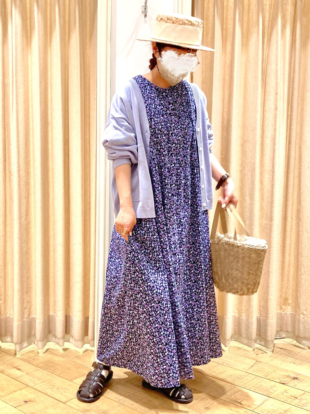 パープル系のワンピース、パープル系のカーディガン/ボレロ、ベージュ系のハンドバッグを着用したレディースの夏コーディネートの2枚目の写真