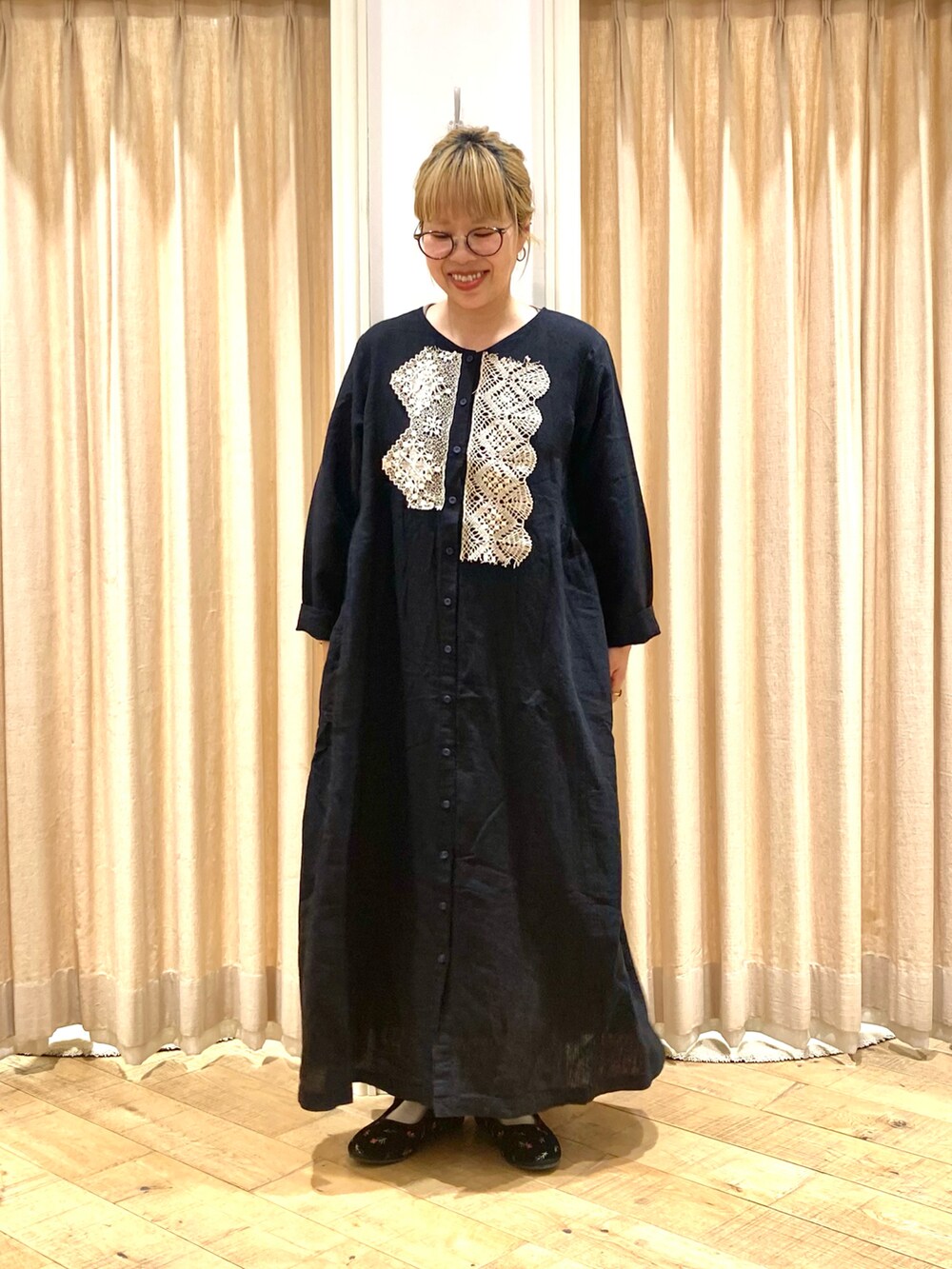 ブラック系のワンピース、ブラック系のドレスシューズを着用したレディースの夏コーディネートの2枚目の写真