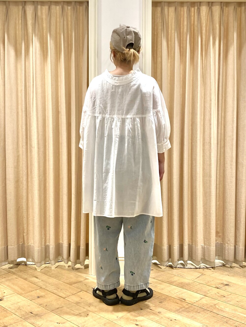 ホワイト系のシャツ/ブラウス、ブルー系のその他パンツを着用したレディースの夏コーディネートの3枚目の写真