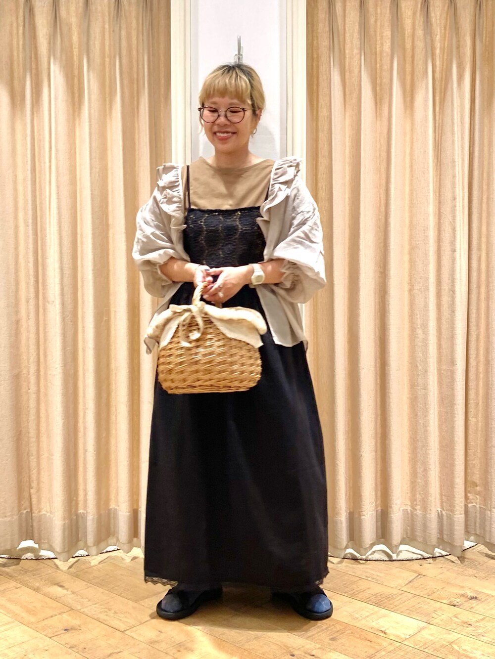 ブラック系のワンピース、ベージュ系のシャツ/ブラウス、ベージュ系のバッグを着用したレディースの秋コーディネートの3枚目の写真