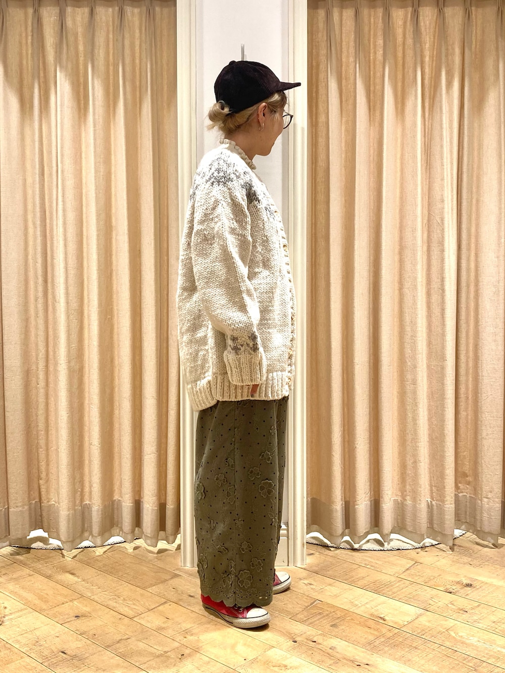 ホワイト系のニット/セーター、ホワイト系のカーディガン/ボレロ、グリーン系のその他パンツを着用したレディースの冬コーディネートの4枚目の写真