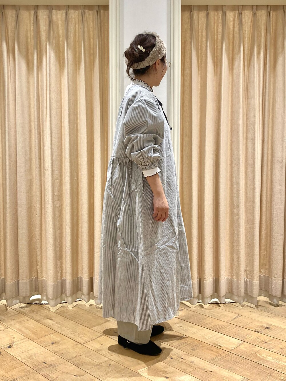 「Samansa Mos2、ワンピース、ストライプ、メロートップス、ツイルパンツ、ナチュラル」｜「Samansa Mos2の配色メローリブハイネックインナー（Tシャツ/カットソー、ホワイト系）」を使った、muttyさん（レディース・152cm）の冬コーディネートの4枚目の写真