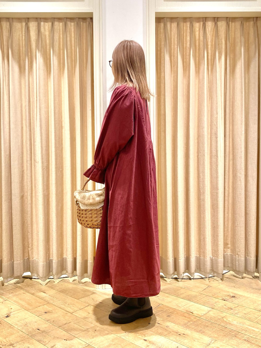 「Samansa Mos2、ワンピース、刺繍ワンピース、マカベアリスコラボ、ボルドー、かごバッグ」｜「Samansa Mos2のサイドゴアブーツ（ブーツ、ブラウン系）」を使った、muttyさん（レディース・152cm）の秋コーディネートの3枚目の写真