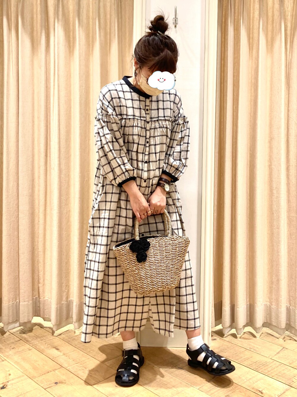 「Samansa Mos2、SM2、ワンピース、チエック、クレリック、かごバッグ、グルカサンダル、おだんごヘアー、ブラック」｜「Samansa Mos2の配色ギャザーワンピース（ワンピース、ベージュ系）」を使った、muttyさん（レディース・151cm）の夏コーディネートの2枚目の写真