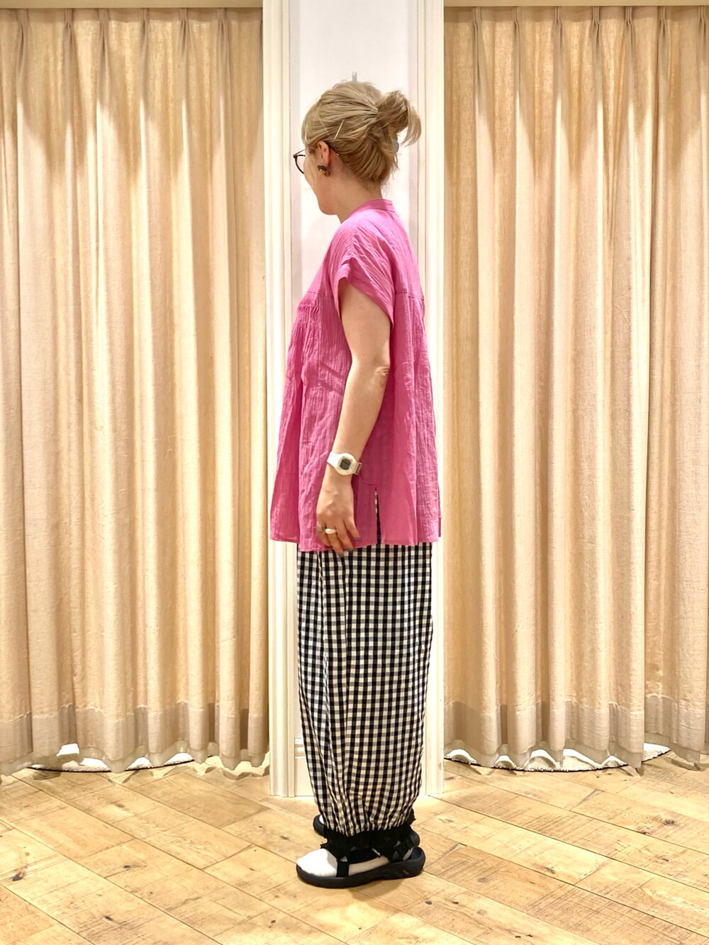 ピンク系のシャツ/ブラウス、ブラック系のその他パンツを着用したレディースの夏コーディネートの3枚目の写真