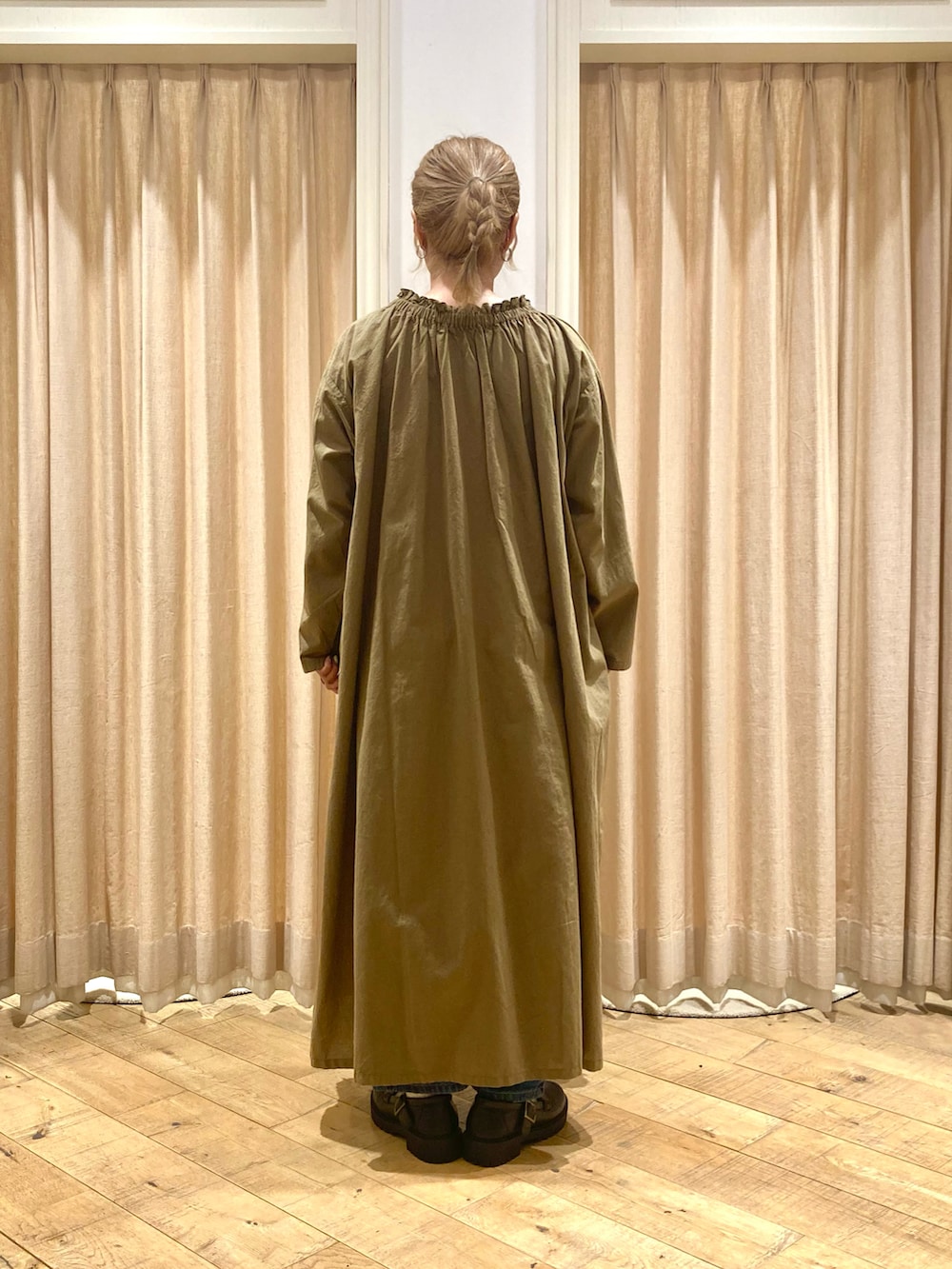 グリーン系のワンピース、ブルー系のその他パンツ、ブルー系のハンドバッグを着用したレディースの秋コーディネートの3枚目の写真